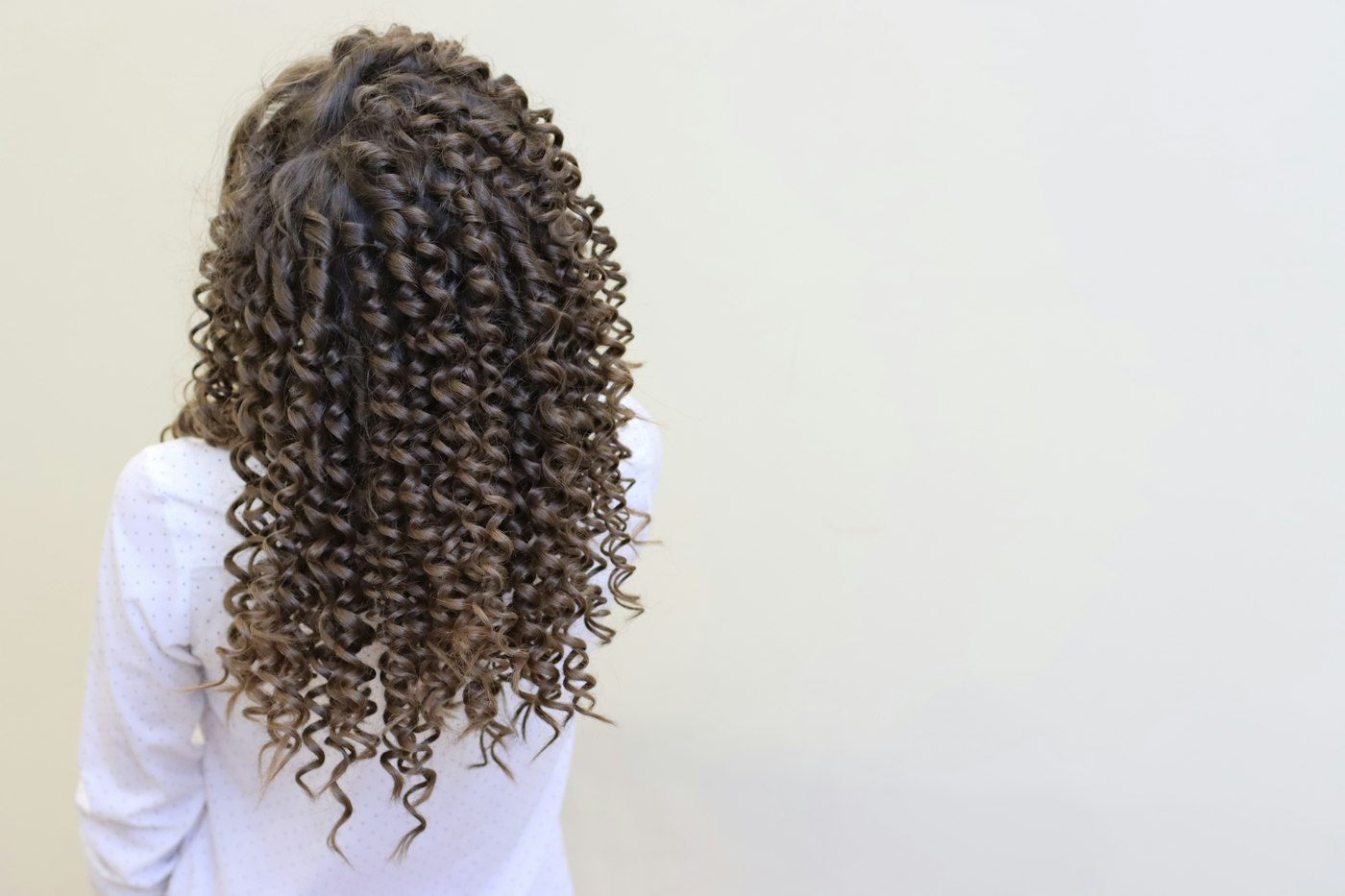 Cheveux bouclés et tressés vus de dos