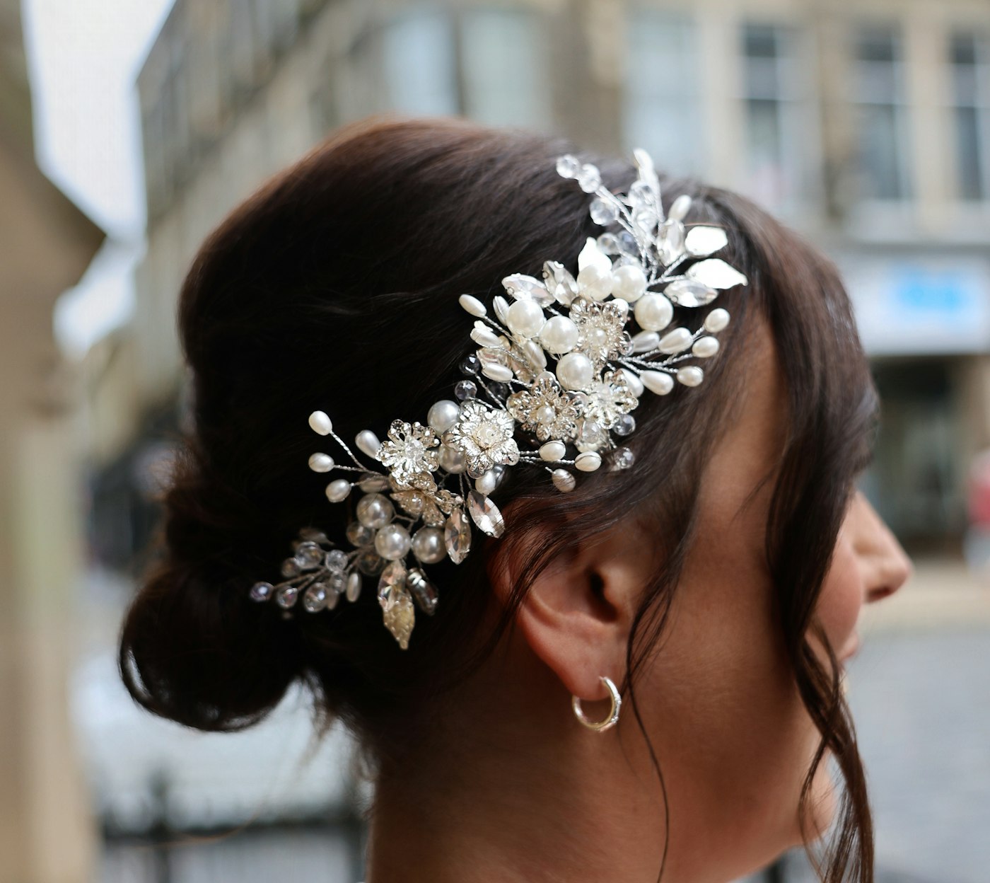 Chignon de mariée orné d’une parure de cristaux et de perles
