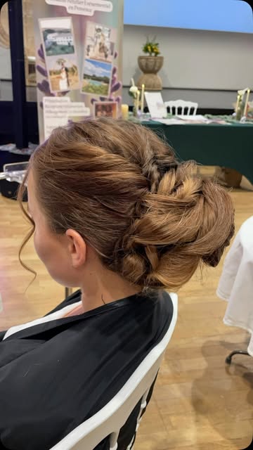 Chignon texturé réalisé au salon, vu de dos